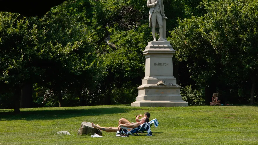 Varias personas tomaron el sol en Central Park durante una ola de calor en la ciudad de Nueva York.
