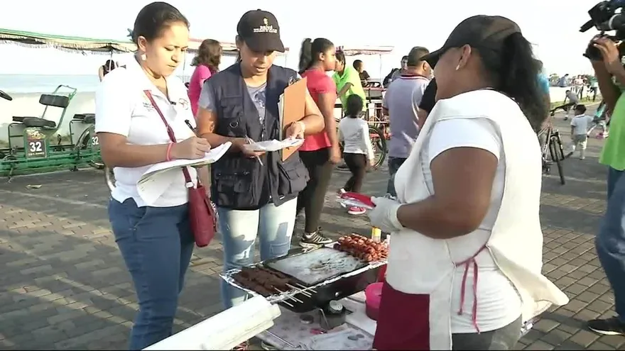 Multan a buhoneros en la Cinta Costera