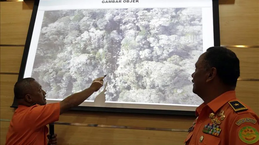 Localizan los restos de los 54 pasajeros del accidente aéreo en Indonesia.
