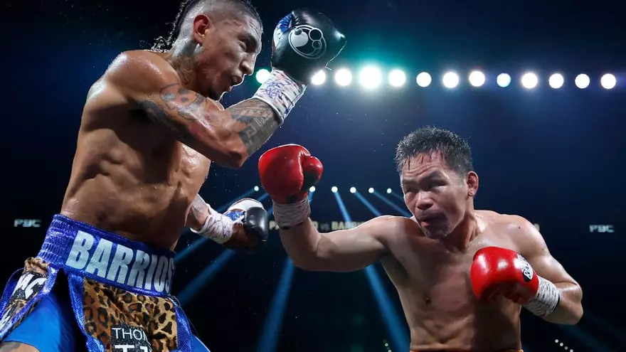MannyPacquiao (d) y Mario Barrios (i) en pleno combate