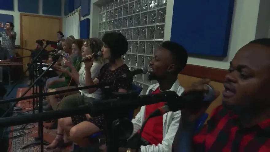 Orquesta Mundana Refugi, un preciado refugio para inmigrantes en Brasil