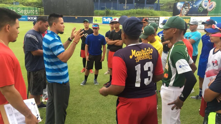 Dimas Ponce (c) da instrucciones a los jugadores de la preselección Sub-15