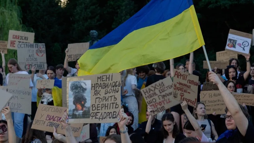 Miles se manifiestan en Kiev contra la destitución del ministro de Defensa
