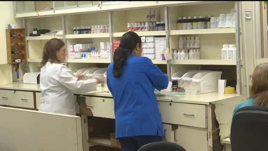 Mi Farma Digital| adultos mayores enfrentan dificultades para consultar medicamentos