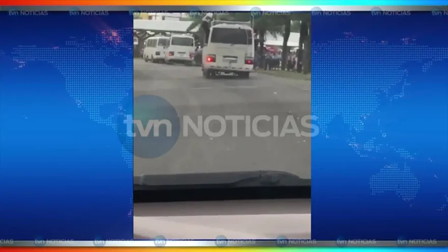 Peligro en Los Andes: el desorden de unos jóvenes en un bus coaster