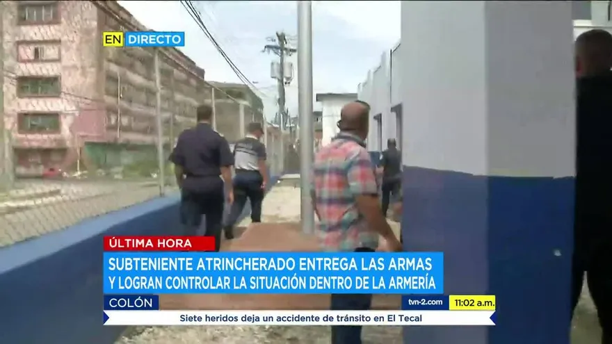 Policía atrincherado entrega las armas