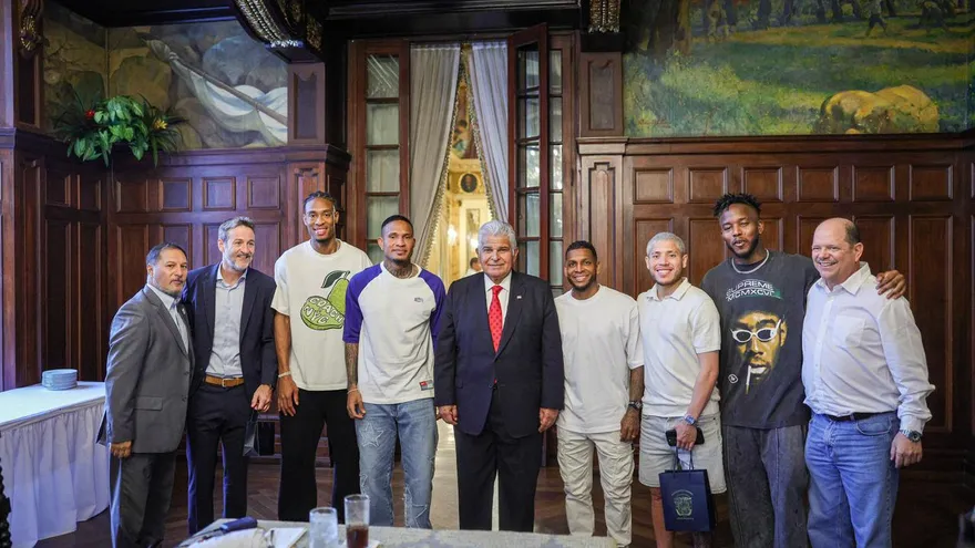 Presidente Mulino recibió a Thomas Christiansen y jugadores en el Palacio de Las Garzas