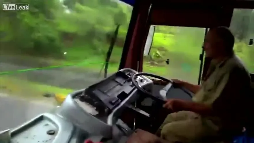 Mira cómo limpian el parabrisas aunque los limpiadores estén dañados