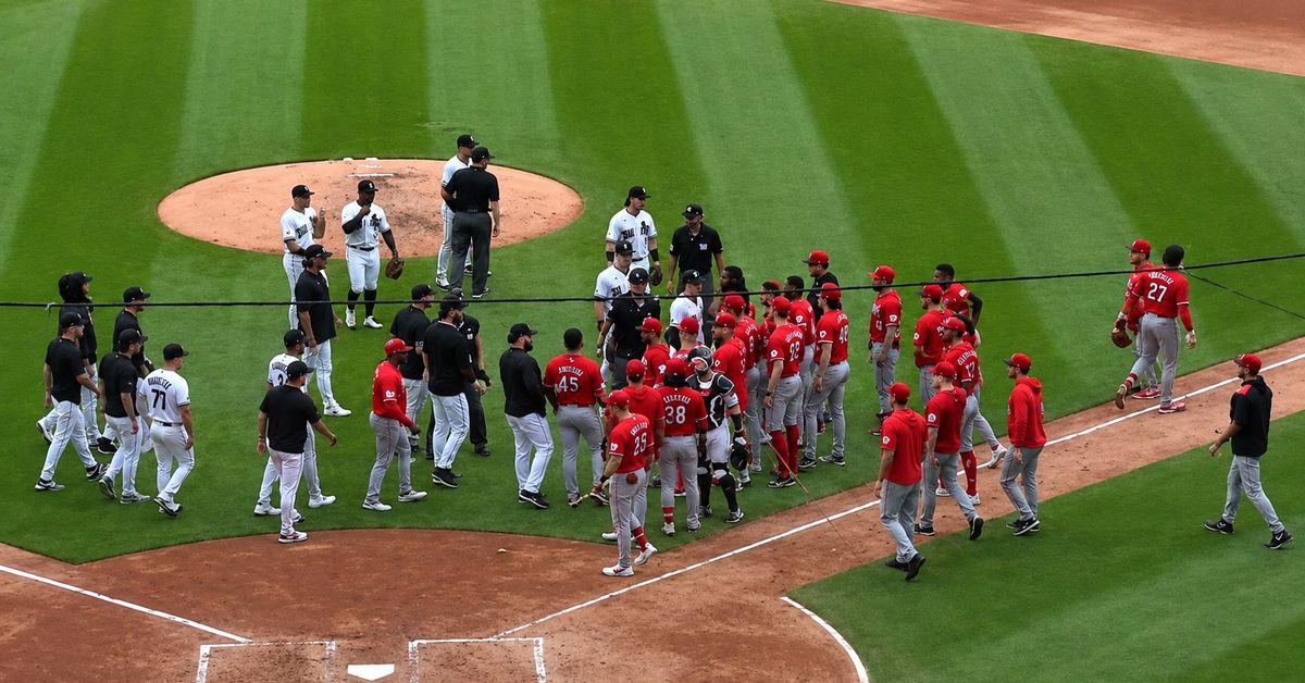 Photo: tvn-2.com MLB Benches Clear in Chicago: Davis Martin Ejected After Hitting Sal Stewart