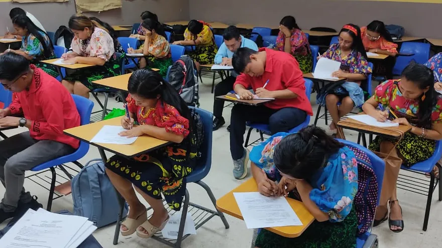 Aspirantes realizando la prueba, mostrando diversidad cultural y vestimenta tradicional.