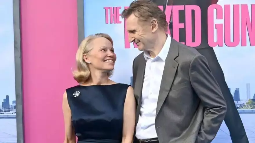 Pamela Anderson y Liam Neeson