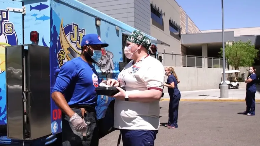 Pelotero de los Cachorros reparte comida desde su camión a personal médico
