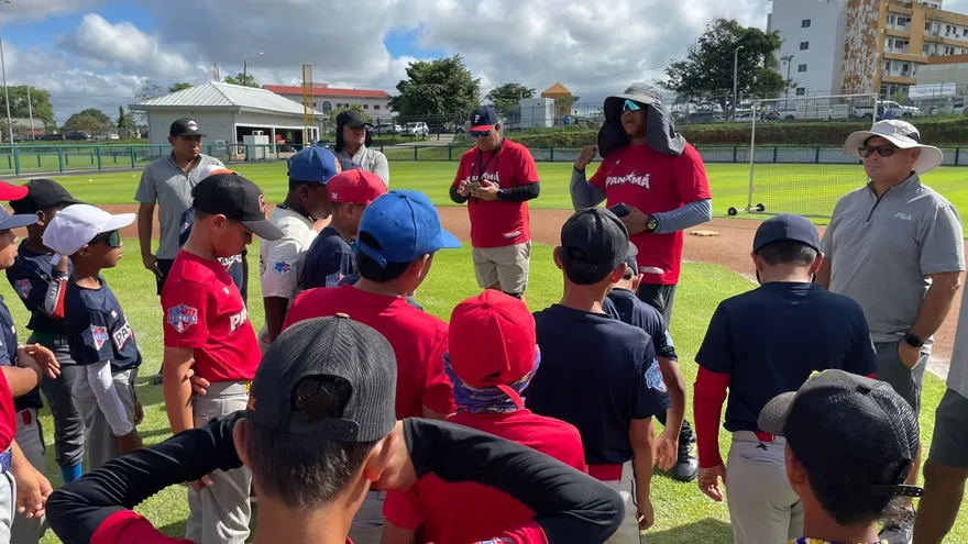 Peloteros de la Preselección de Béisbol U10 de Panamá escuchan a miembros de su cuerpo técnico, encabezado por el manager Mauris Loupadier