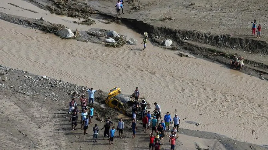 Fotografía aérea tomada el 19 de marzo del 2017, que muestra a un grupo de pobladores pidiendo ayuda por encontrarse aislados debido a la crecida del río Virú, que arrasó varios puentes que comunicaban a diversos pueblos en la región norteña de La Libertad (Perú). EFE