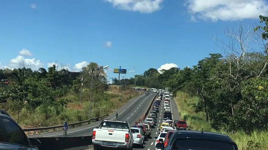 Ciudadanos molestos, le cerraron el paso a ciclistas del "Ocean To Ocean"