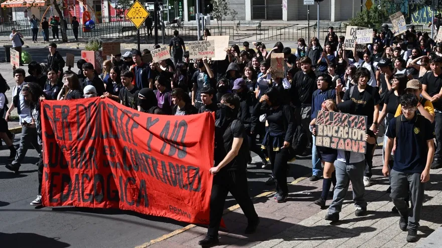 Estudiantes en Chile protestan contra Kast por recortes a la educación