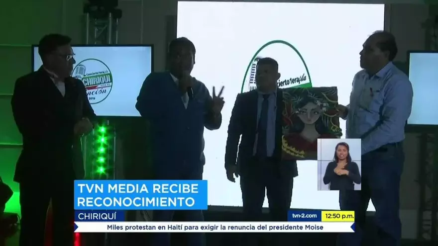 Clínica de Terapia Antirretroviral entrega reconocimiento a Gente TVN.