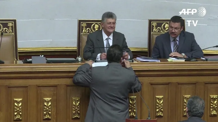 Diputados deciden enjuiciar a Maduro en Venezuela