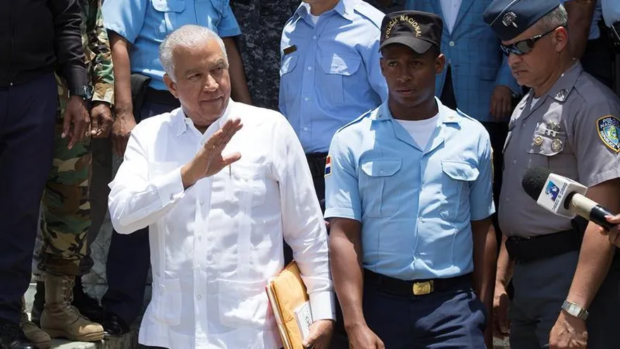 En prisión se encuentran el ahora exministro de Industria y Comercio y alto dirigente del oficialista Partido de la Liberación Dominicana (PLD) Temístocles Montás, y el presidente del Partido Revolucionario Moderno (PRM, principal de la oposición) y extitular del Senado Andrés Bautista (i).