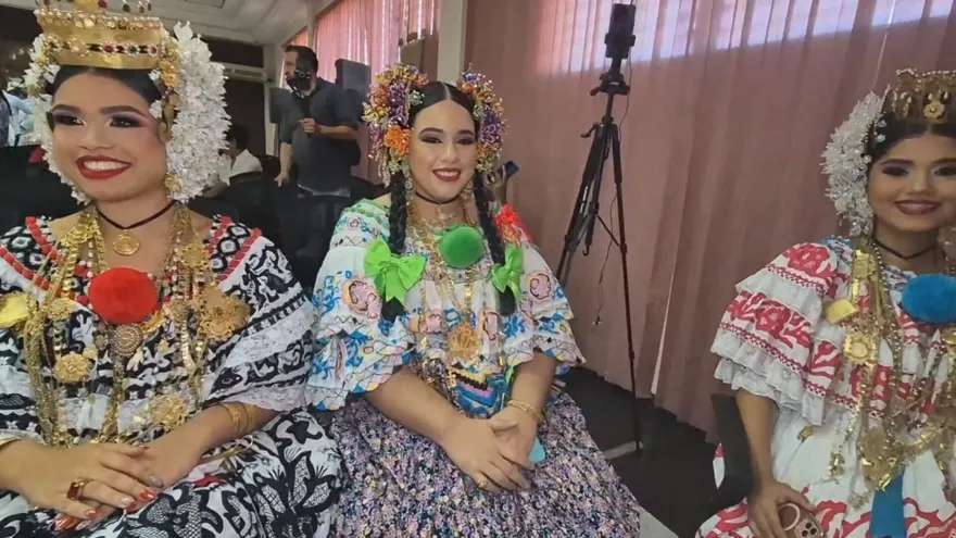 Preparativos para el desfile de las Mil Polleras