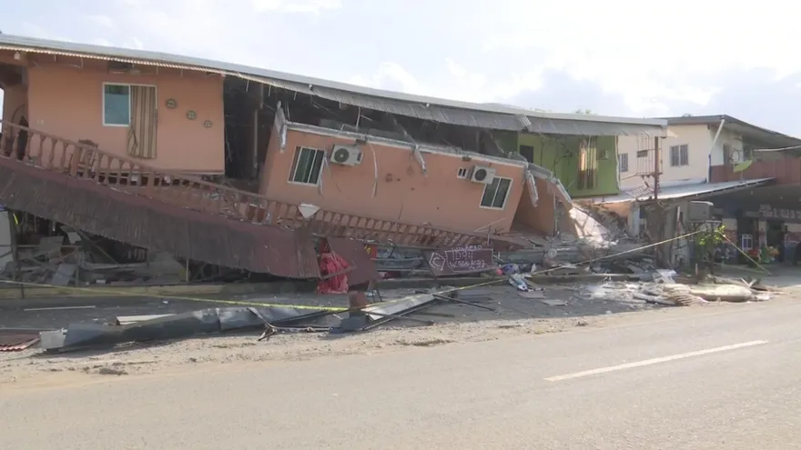 Una edificio caído en el distrito de Tonosí dañado por el sismo.
