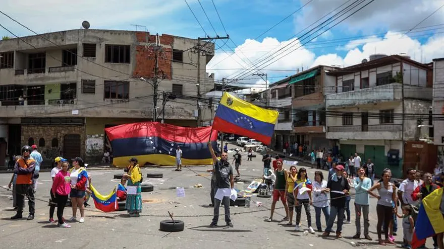 Vista de un bloqueo en una calle hoy, jueves 27 de julio de 2017, durante el segundo y último día del paro general de 48 horas convocado por la oposición contra la Constituyente, en Caracas (Venezuela).