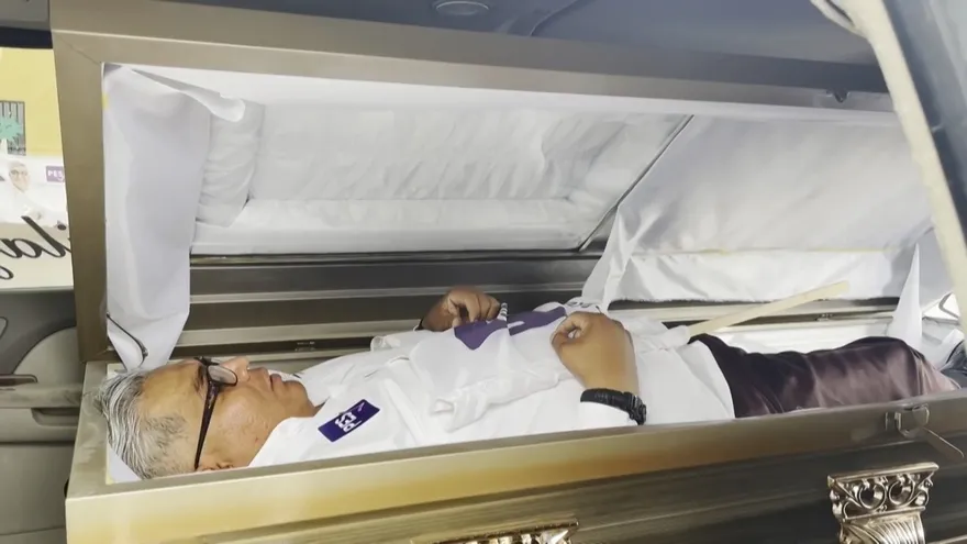 Candidato arranca campaña en el norte de México dentro de un ataúd