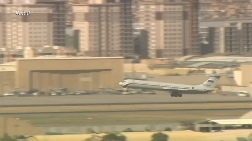 Afganos se apresuran a huir de los talibanes a días del fin de las evacuaciones