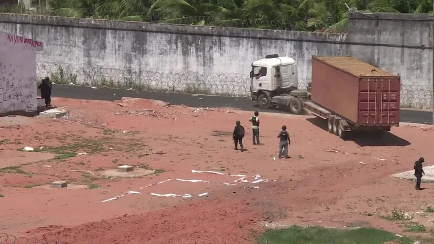 Brasil construye muro para separar grupos rivales en cárcel