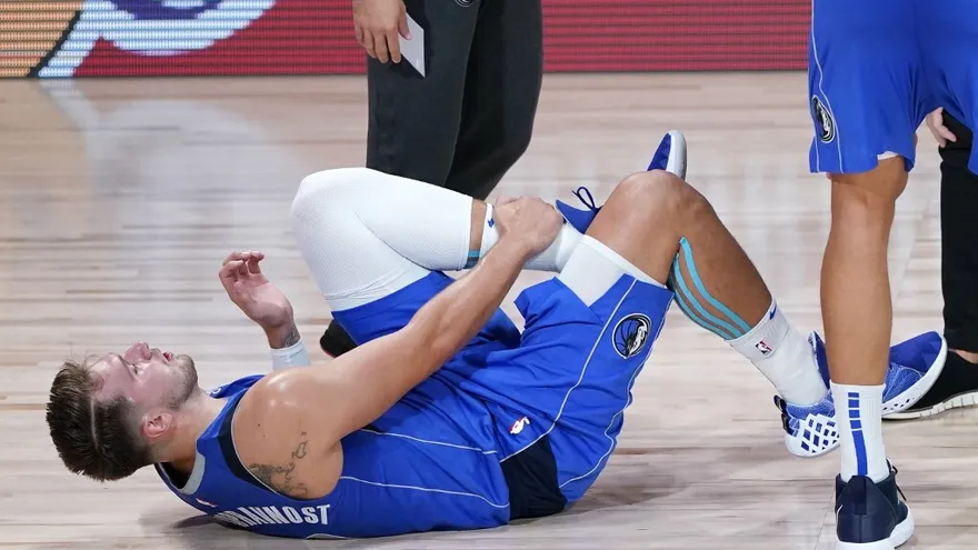 Luka Doncic se toca el tobillo lesionado