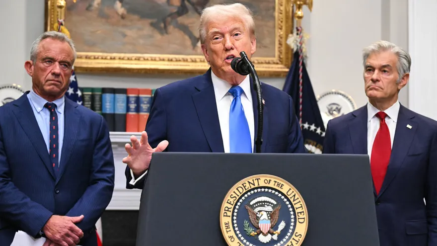 Donald Trump (centro) junto al Secretario de Salud, Robert F. Kennedy (izquierda) y Mehmet Oz, director de los Centros de Servicios de Medicare y Medicaid