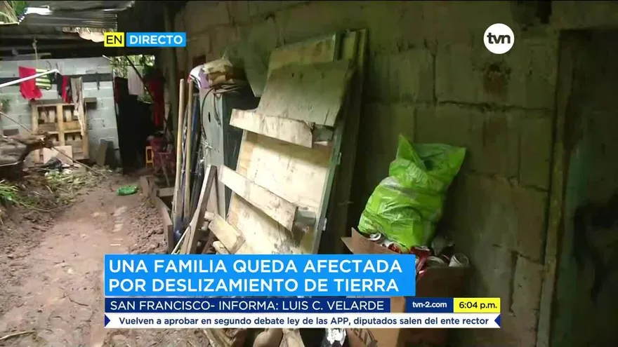 Familia afectada por deslizamiento de tierra en San Miguelito