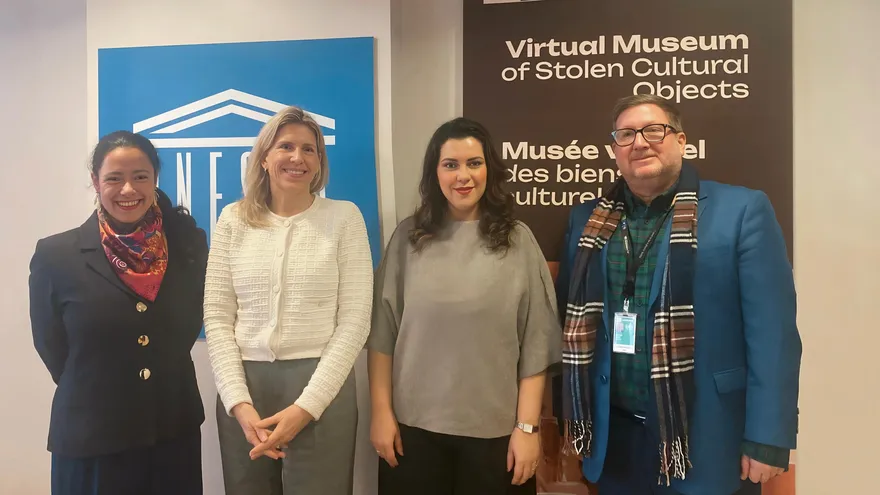 El acuerdo se dio tras una reunión sostenida en París entre autoridades del organismo internacional y Ana Elizabeth González, directora ejecutiva y curadora en jefe del Museo del Canal de Panamá. El encuentro formó parte de una estrategia para reforzar la proyección internacional del sector museal panameño.