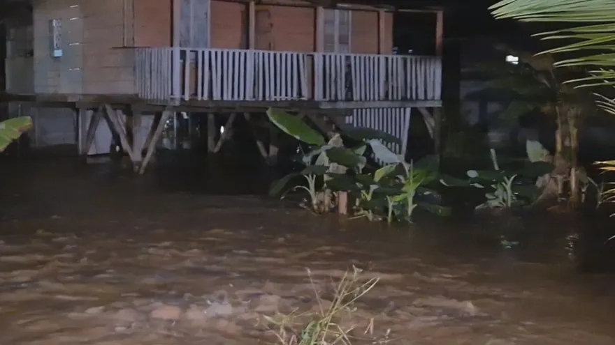 Inundaciones dejan comunidades incomunicadas en el sur de Veraguas; mantienen aviso de prevención en Bocas del Toro.