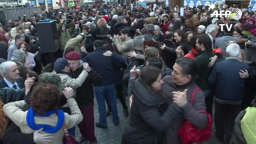 Argentinos bailan tango en protesta contra gobierno