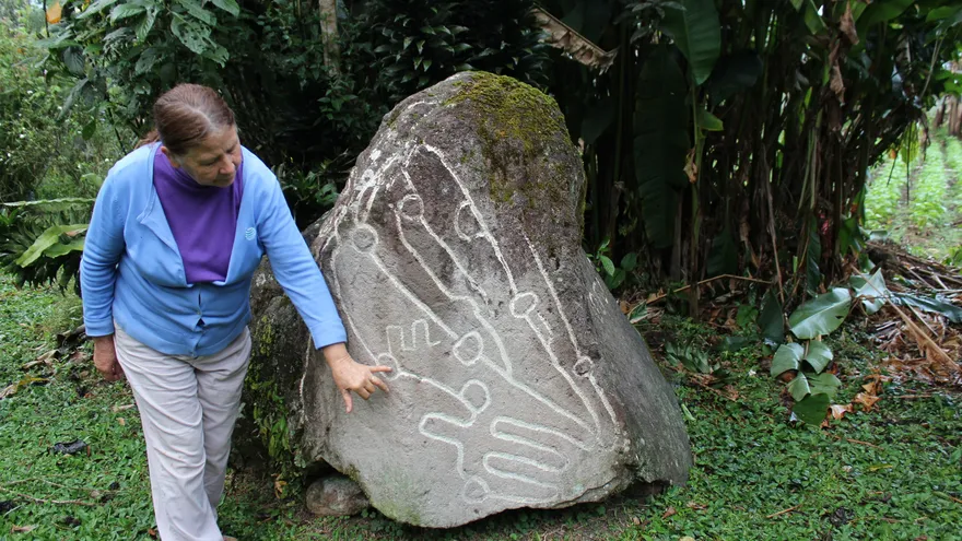 Edna Houx de Landau muestra hoy, 3 de enero de 2017, un petroglifo que contiene un mapa de la región donde se ubica el sitio arqueológico de la cultura Barriles.