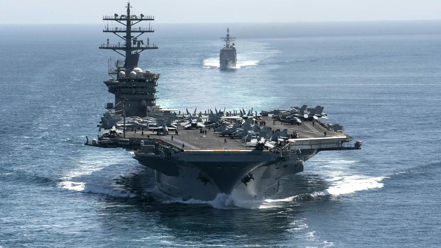 Esta imagen de archivo muestra al portaaviones USS Nimitz (CVN 68) y al crucero de misiles guiados USS Philippine Sea (CG 58) navegando en formación durante un tránsito por el estrecho de Ormuz el 18 de septiembre de 2020.