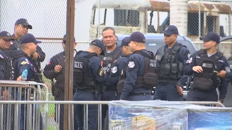 Unidades de la Policía Nacional coordinan el operativo vial y de seguridad alrededor del Estadio Rommel Fernández previo al partido