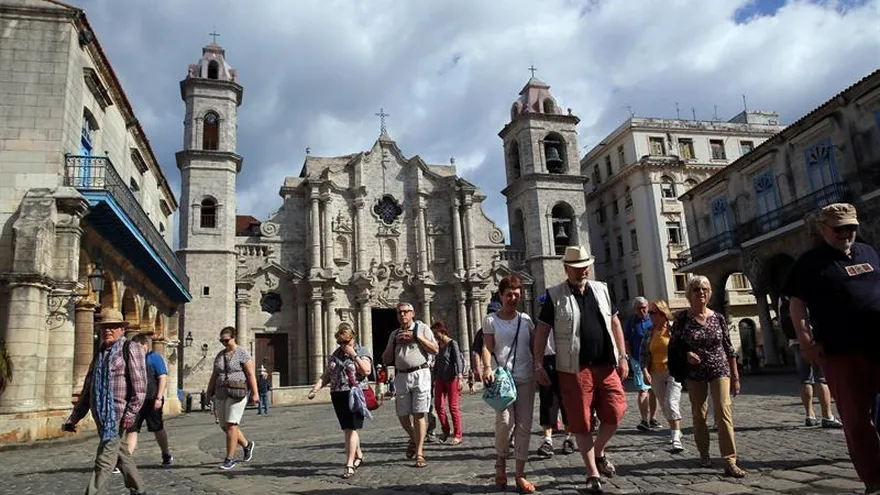 En la imagen, varios turistas que caminan por la Plaza de la Catedral en La Habana (Cuba).
