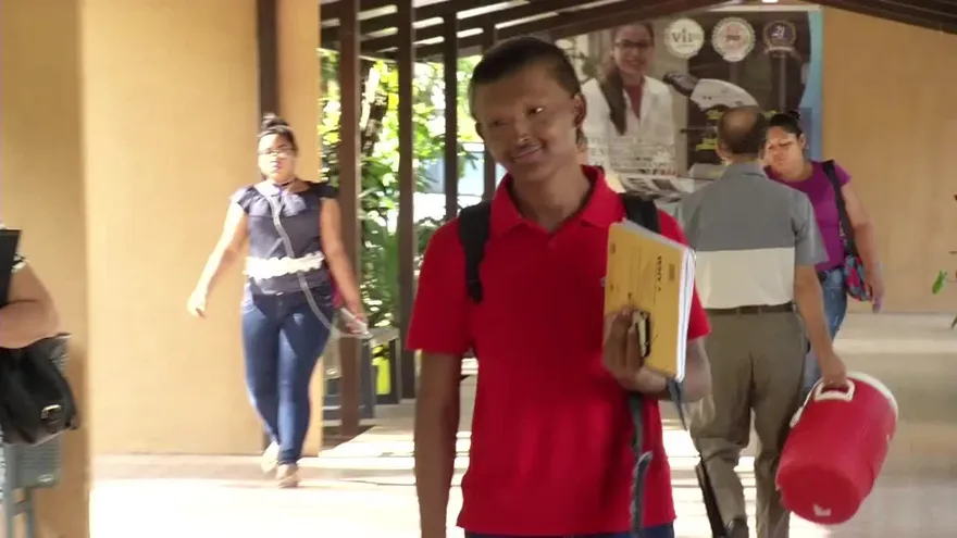 Los hermanos con una extraña enfermedad que luchan para salir adelante