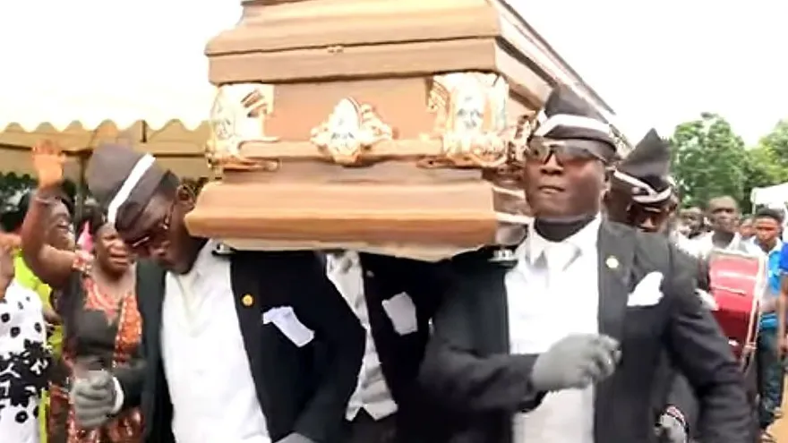 "Mi jugador favorito es Messi": el líder de los africanos que bailan con ataúdes y su fanatismo por el fútbol