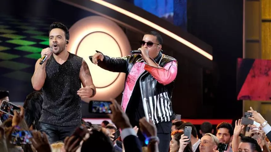 Imagen de archivo del cantante Luis Fonsi (i) y Daddy Yankee (d).