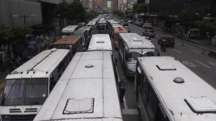 Protesta en inicio de censo para acceder a gasolina en Venezuela