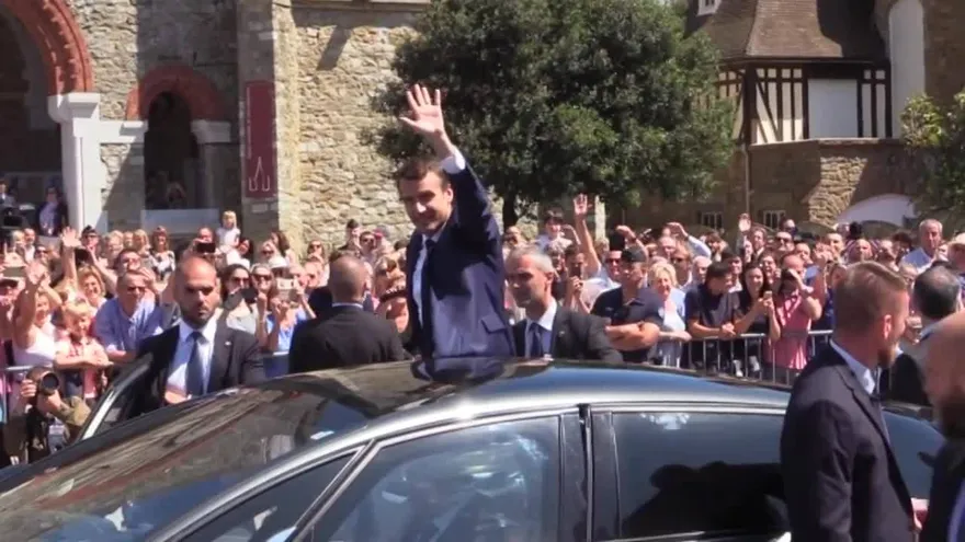Baño de masas de Macron en su voto para la primera vuelta de las legislativas