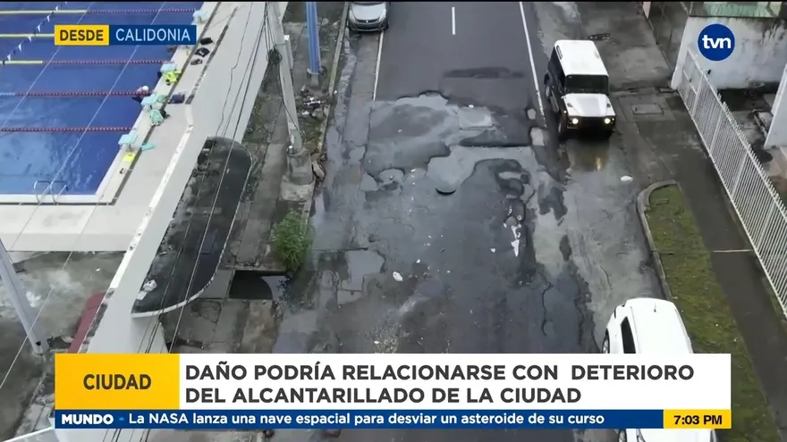 Mal estado de alcantarillado provoca daños en calle con piscina Adán Gordón