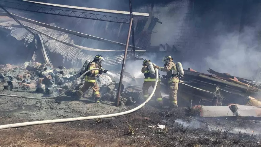 Poderoso incendio de herbazal quema depósitos del IMA y afecta la cárcel de mujeres en Coclé