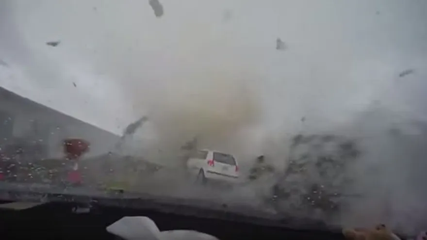 Minitornado elevó a un automóvil.