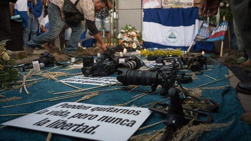 Policía de Nicaragua retiene a periodistas que cubrían allanamiento a medio opositor