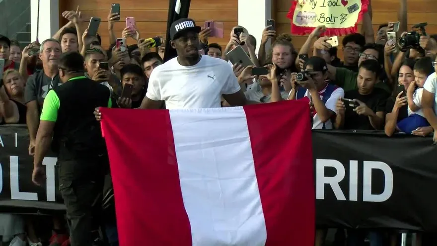 Usain Bolt vence a un mototaxi en exhibición en Perú