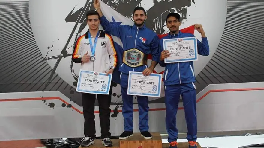 Luis García Arias (c) obtuvo la medalla de oro por la delegación de Panamá